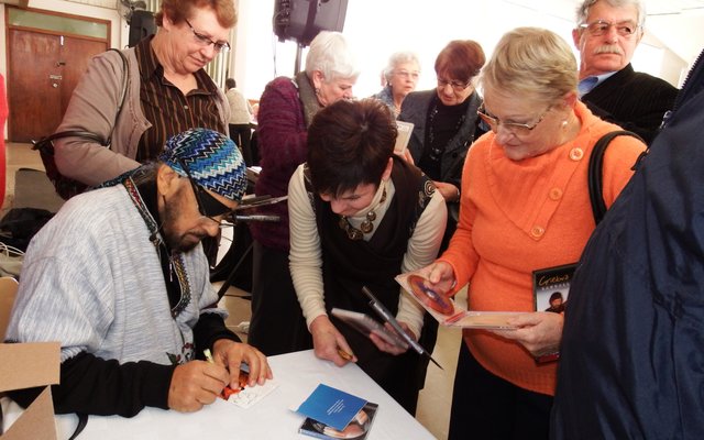 Gaste het in ellelange toue gestaan om Randall Wicomb se hantekening op hul CD’s en DVD’s te kry